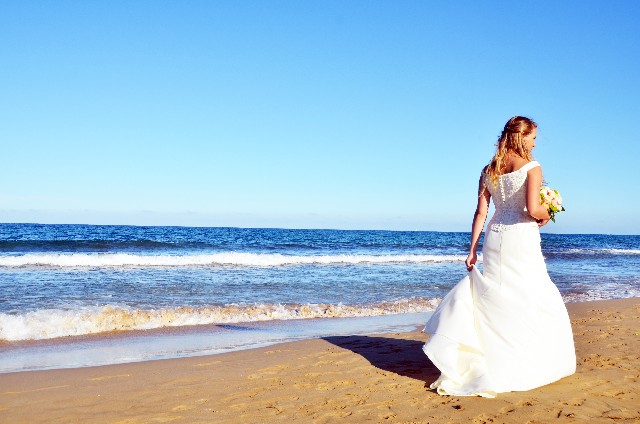 海岸に立つ花嫁　ブライダル