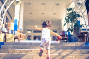 子供　背中　走る　元気だった