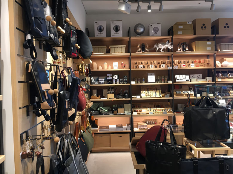 柏の葉T-SITE カバン屋
